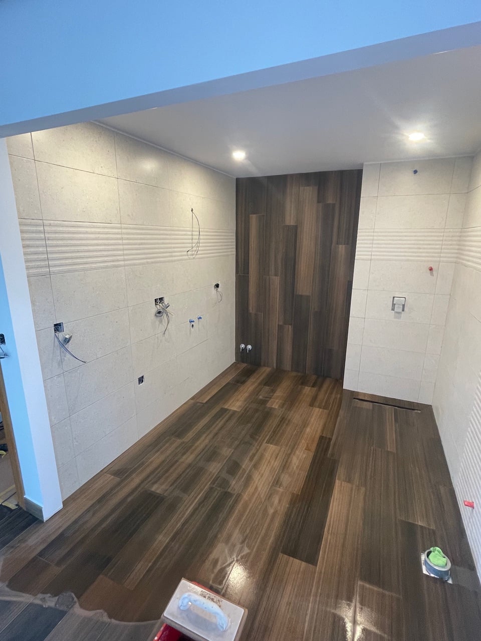 Houtlook wandtegels met witte vloertegels