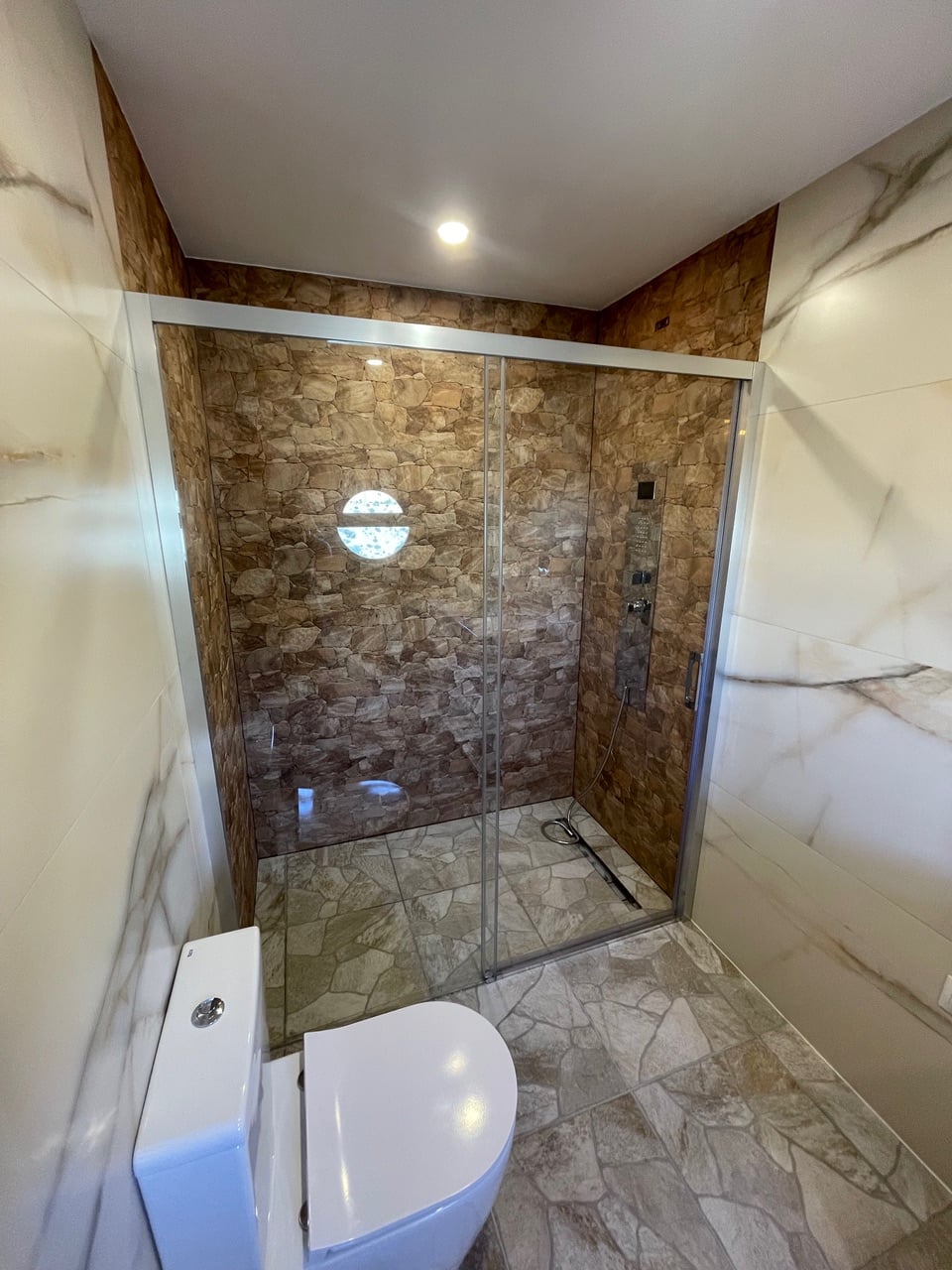 Natuurstenen douche met regendouche