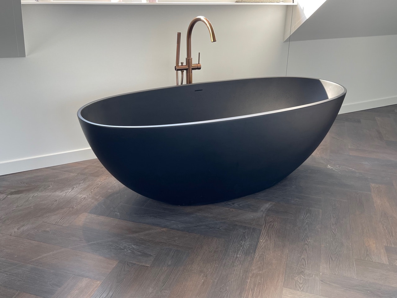 Luxe badkamer met vrijstaand bad — Dutch Engineering Group