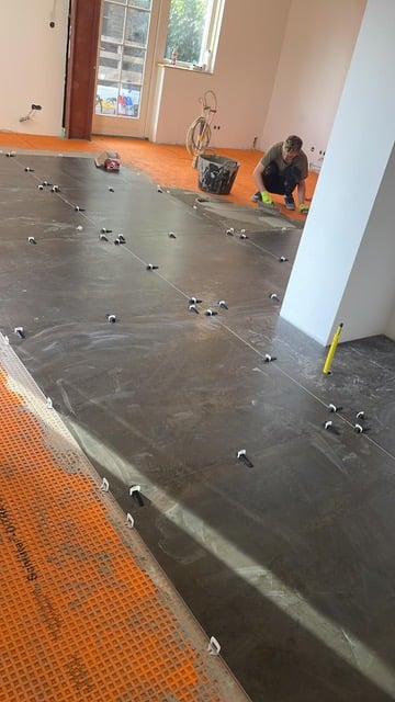 Vakman legt grote vloertegels